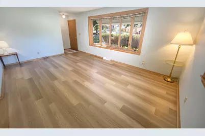 3262 S Whitnall Ave, Milwaukee, WI 53207 - Photo 6