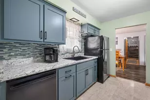 9537 W Sarasota Pl, Wauwatosa, WI 53222 - Photo 8