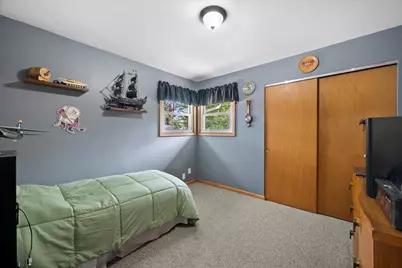 9537 W Sarasota Pl, Wauwatosa, WI 53222 - Photo 14