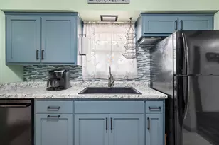 9537 W Sarasota Pl, Wauwatosa, WI 53222 - Photo 6