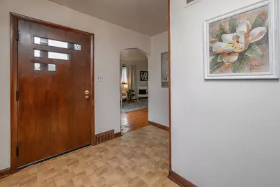 7519 W Clarke St, Wauwatosa, WI 53213 - Photo 4