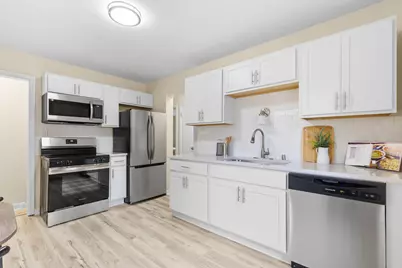 2736 S 52nd Pl, Milwaukee, WI 53219 - Photo 8