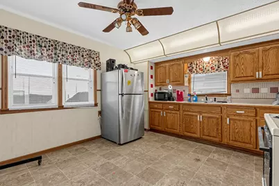 5425 W Lincoln Creek Dr, Milwaukee, WI 53218 - Photo 8