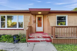5425 W Lincoln Creek Dr, Milwaukee, WI 53218 - Photo 2