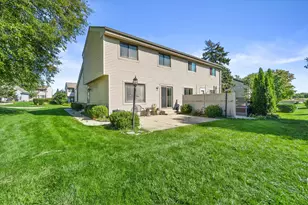 7335 S Delaine Dr, Oak Creek, WI 53154 - Photo 14