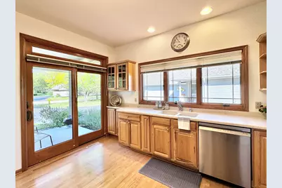 493  Sutherland Cir, Oconomowoc, WI 53066 - Photo 4