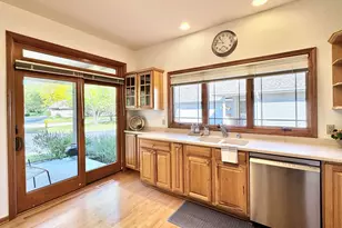 493 Sutherland Cir, Oconomowoc, WI 53066 - Photo 4