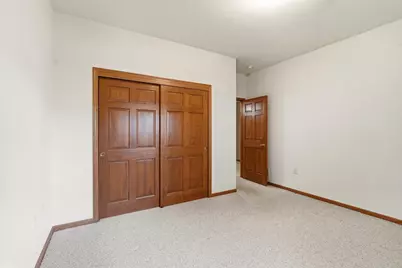 5364 S Butterfield Way, Greenfield, WI 53221 - Photo 14