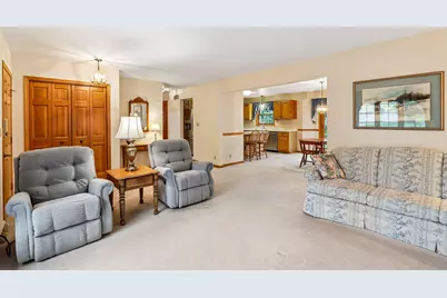 462  Deerwood Ct, Grafton, WI 53024 - Photo 4
