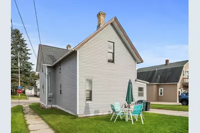 1602 S 10th St, Manitowoc, WI 54220 - Photo 4