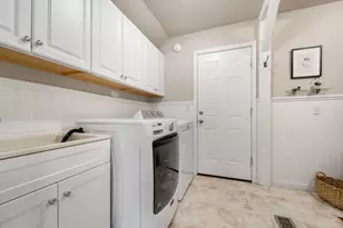2301 W Dickinson Ct, Mequon, WI 53092 - Photo 22