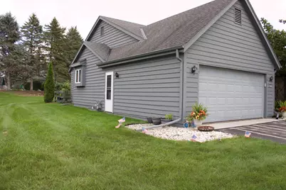 W180N9872  Riversbend Cir, Germantown, WI 53022 - Photo 2