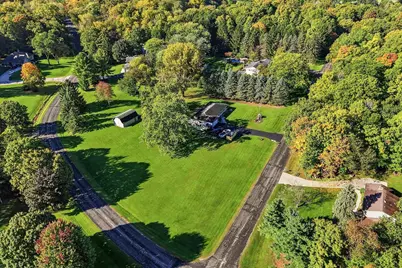 S55W23639  Hickory Ridge Dr, Waukesha, WI 53189 - Photo 4
