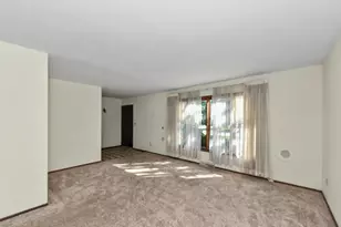14870 W Kingsway Dr, New Berlin, WI 53151 - Photo 4