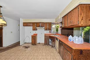 14870 W Kingsway Dr, New Berlin, WI 53151 - Photo 8