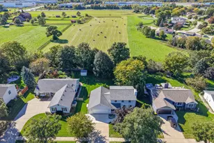 390 E Quail Run, Oak Creek, WI 53154 - Photo 2