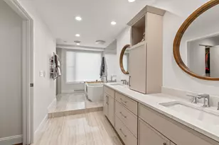 923 E Kilbourn Ave, Milwaukee, WI 53202 - Photo 26