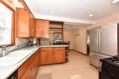2876 S 70th St, Milwaukee, WI 53219 - Photo 10