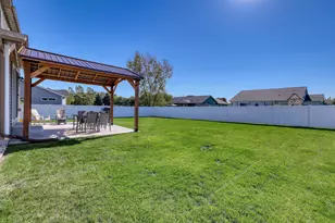 1421 Beacon Dr, Watertown, WI 53098 - Photo 4