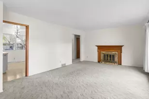 1036 Glenview Dr, Manitowoc, WI 54220 - Photo 8