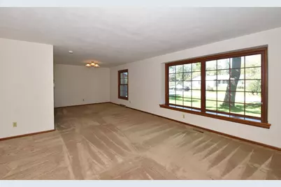 4837 W Knollwood Dr, Racine, WI 53403 - Photo 4