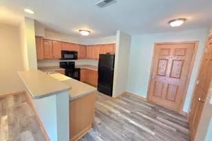520 Windstone Dr, Hartland, WI 53029 - Photo 2