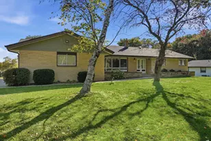 W215N10122 Hickory Dr, Germantown, WI 53017 - Photo 1