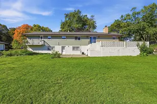 W215N10122 Hickory Dr, Germantown, WI 53017 - Photo 2