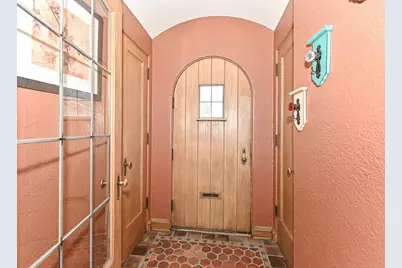 7926  Hillcrest Dr, Wauwatosa, WI 53213 - Photo 10