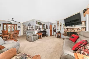 W136N8124 River Park Dr, Menomonee Falls, WI 53051 - Photo 4
