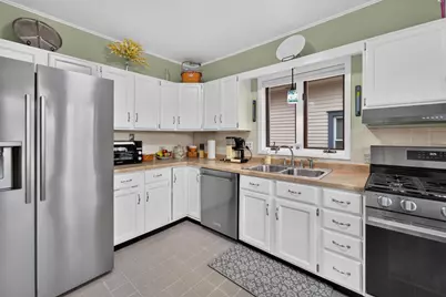 933  Lathrop Ave, Racine, WI 53405 - Photo 6