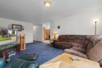 802  Laurel Pl, Holmen, WI 54636 - Photo 8