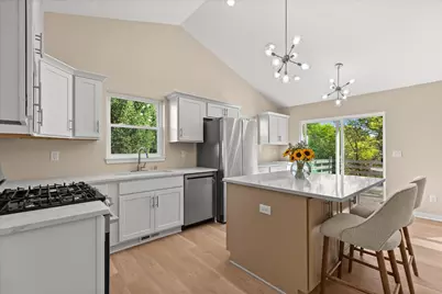1007  Fieldridge Ct, Waukesha, WI 53188 - Photo 4