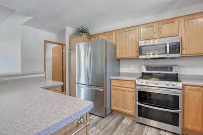 419  Majeskie Dr, Pewaukee, WI 53072 - Photo 8