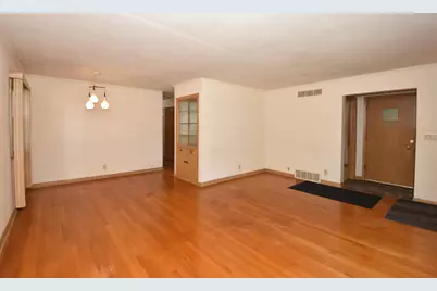 2710 S 72nd St, West Allis, WI 53219 - Photo 6