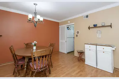 5196  Woodbridge Ln, Greenfield, WI 53221 - Photo 6