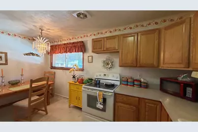 827  Coronada Dr, Racine, WI 53402 - Photo 6