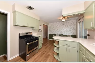 8026 W Sunbury Ct, Milwaukee, WI 53219 - Photo 18