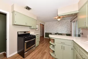 8026 W Sunbury Ct, Milwaukee, WI 53219 - Photo 18