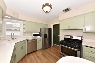 8026 W Sunbury Ct, Milwaukee, WI 53219 - Photo 16