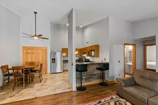 W240N2566 E Parkway Meadow Circle, Pewaukee, WI 53072 - Photo 8