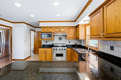 9175 S Patricia Blvd, Oak Creek, WI 53154 - Photo 8