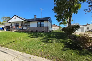 923 Circle Dr, Manitowoc, WI 54220 - Photo 2