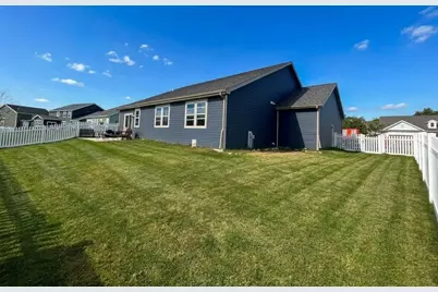 W242N5658  Peppertree Dr, Sussex, WI 53089 - Photo 2