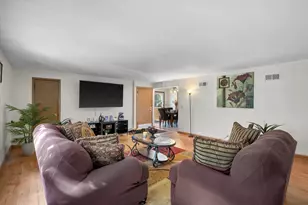 11610 W Elmhurst Pkwy, Wauwatosa, WI 53226 - Photo 10