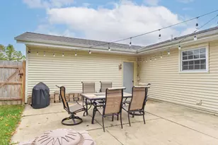 822 Kings Ridge Ct, West Bend, WI 53090 - Photo 16