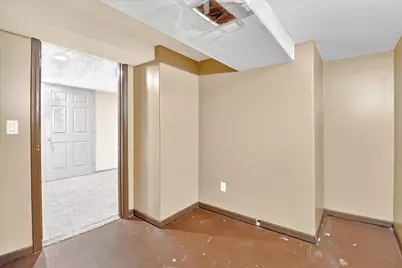 8050 W Manor Cir, Milwaukee, WI 53223 - Photo 18