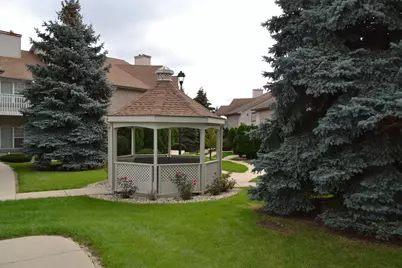11210 W Gilbert Ave #E, Wauwatosa, WI 53226 - Photo 2