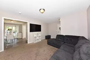 10102 W Jonen St, Milwaukee, WI 53224 - Photo 8