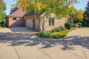 8434 S Fountain Ct, Franklin, WI 53132 - Photo 4
